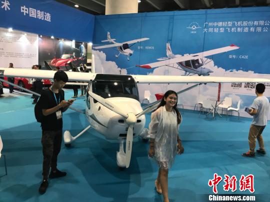 輕型飛機引來觀眾合影 索有為 攝 輕型飛機引來觀眾合影 索有為 攝