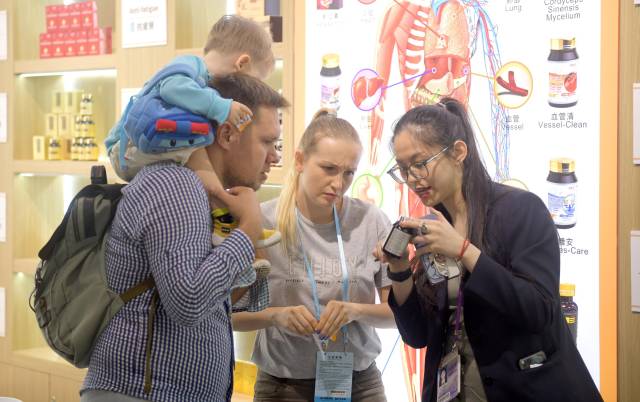 資料圖片：客商在廣交會上參觀選購商品。（新華社發）